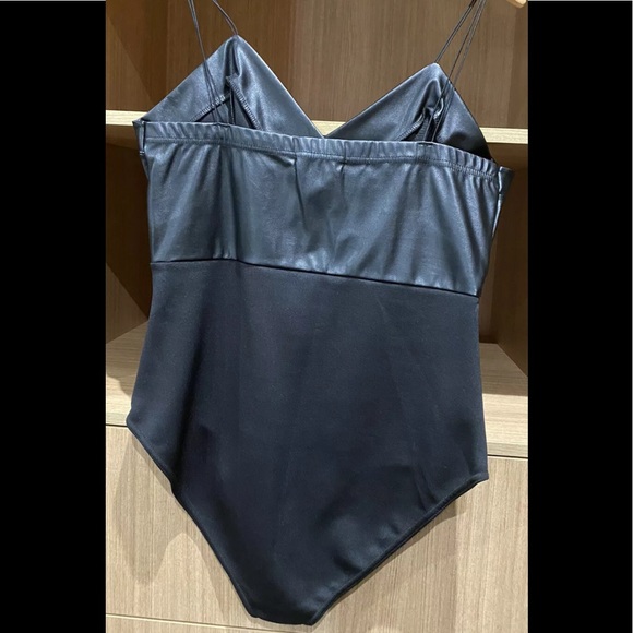 🛍SALE🛍Boohoo Cross Front Bodysuit Size 18 - Picture 2 of 5